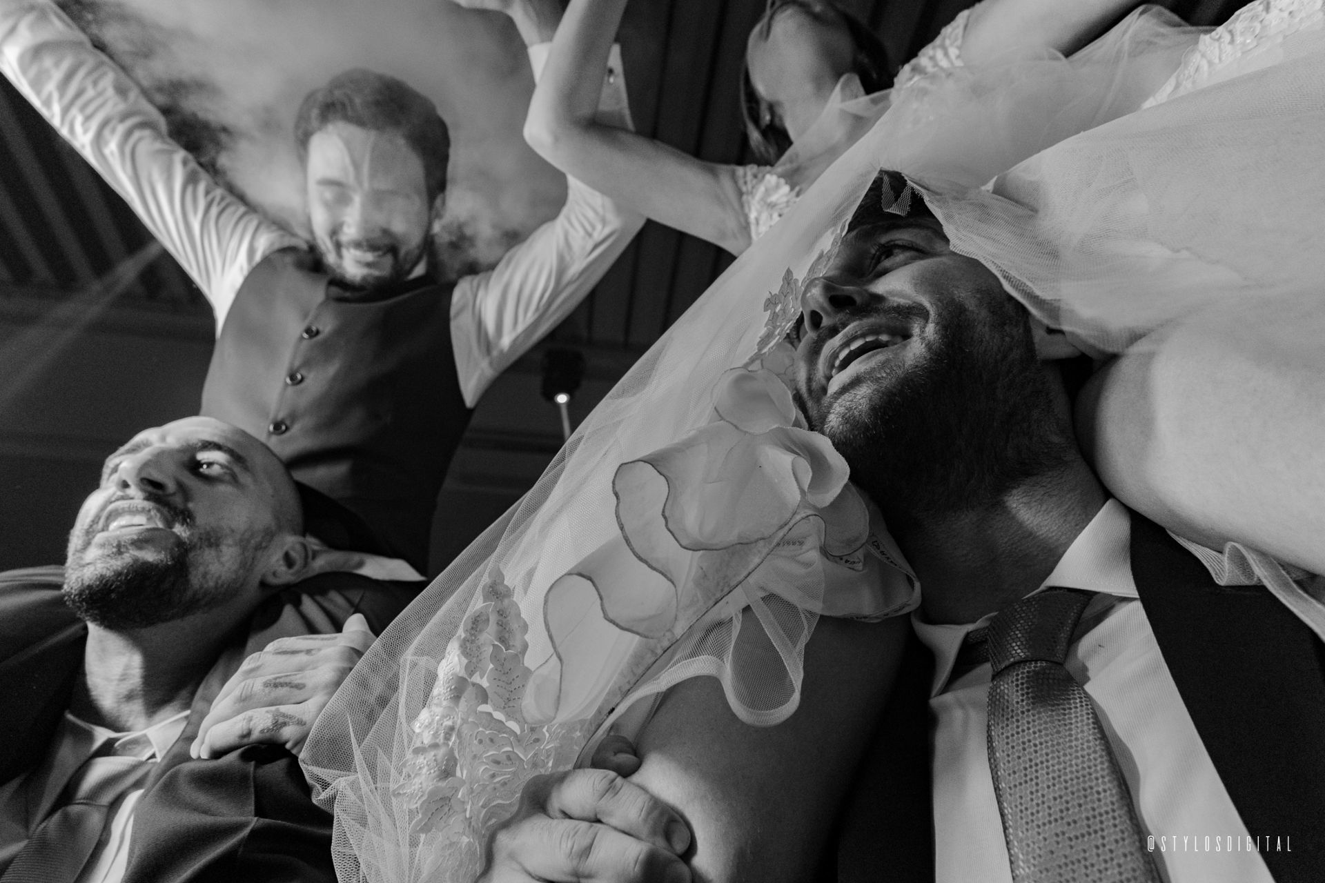 Foto Sangue, suor e uma festa de casamento Foto Sangue, suor e uma festa de casamento - Imagem 60