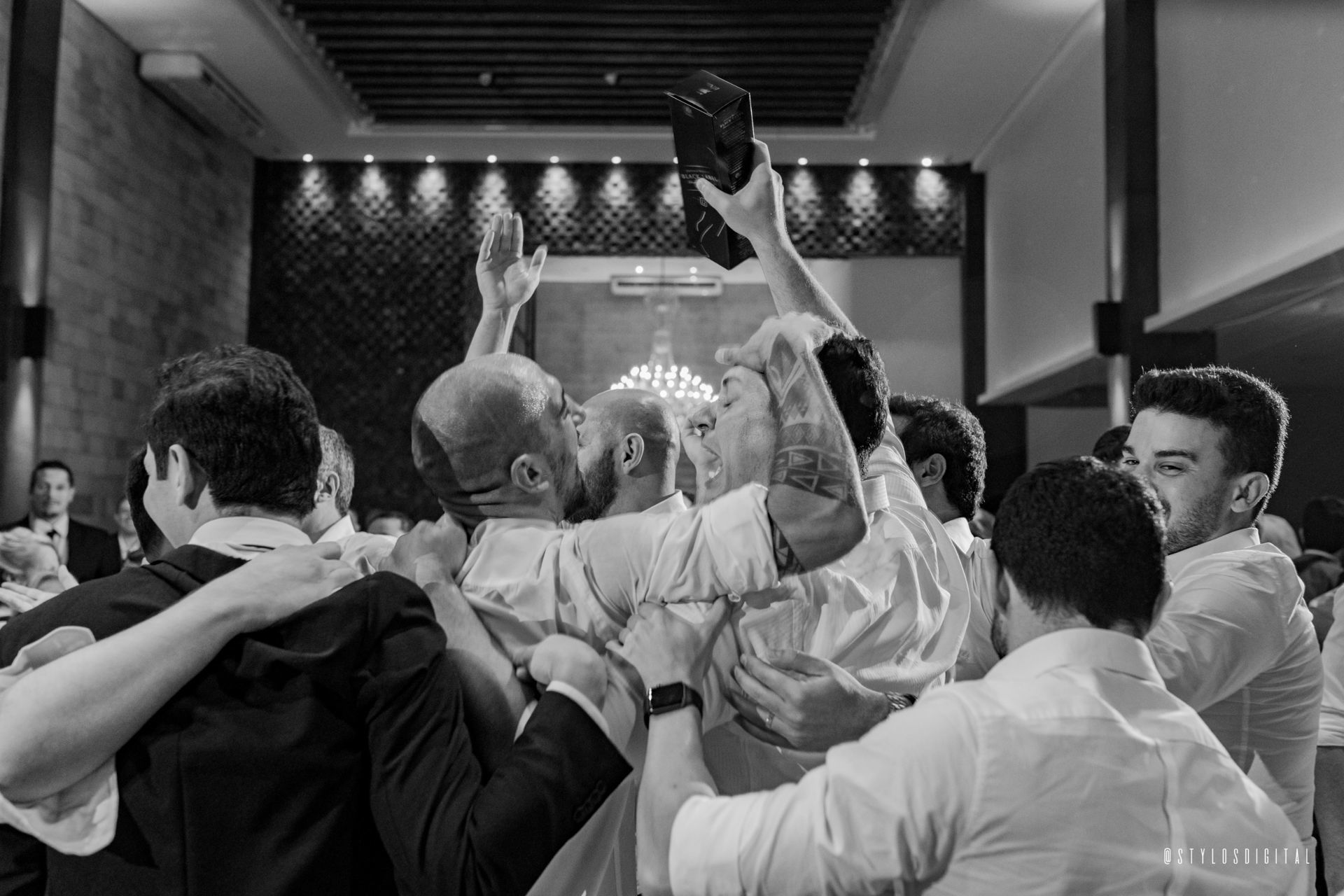 Foto Sangue, suor e uma festa de casamento Foto Sangue, suor e uma festa de casamento - Imagem 43