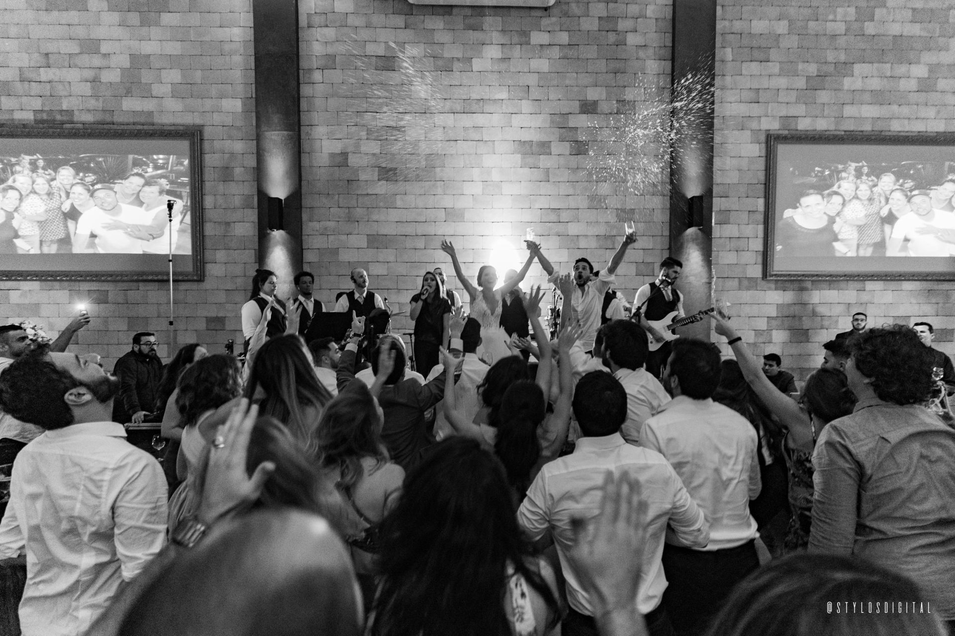 Foto Sangue, suor e uma festa de casamento Foto Sangue, suor e uma festa de casamento - Imagem 51