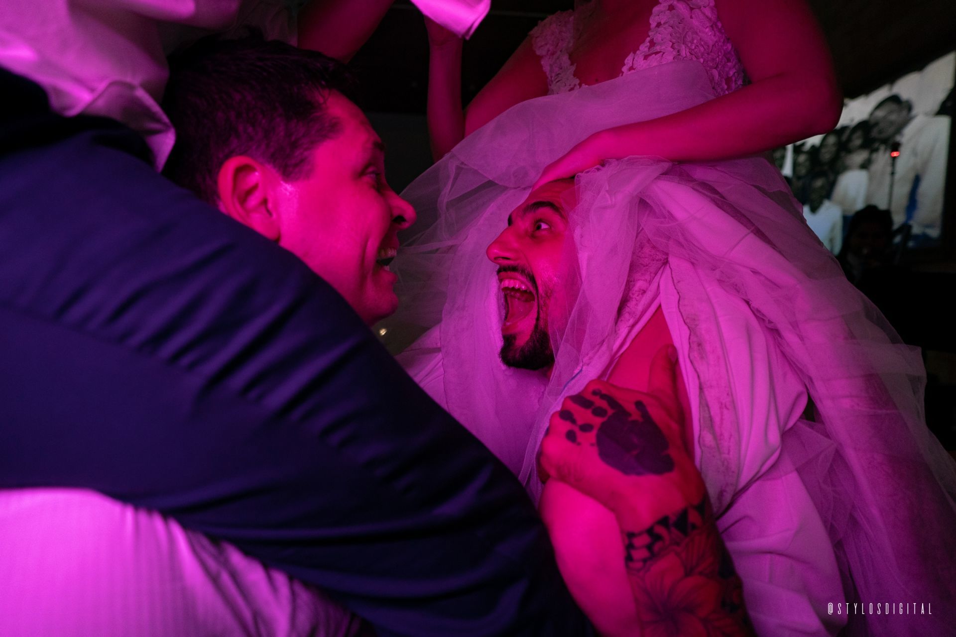 Foto Sangue, suor e uma festa de casamento Foto Sangue, suor e uma festa de casamento - Imagem 55